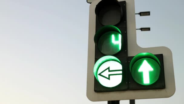 Trafik ışığı yeşil ışık ilk olarak, daha sonra kırmızı sinyal gösterir. — Stok video
