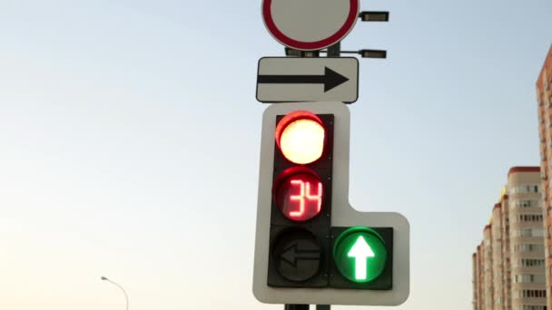 Semafor na křižovatce ukazuje červené světlo. — Stock video