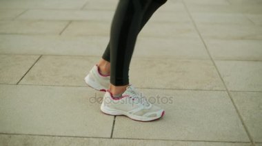 Kadın ayakları üzerinde ip atlama. Fitness, spor, açık hava etkinlikleri.
