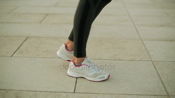 女性の足は、ロープを飛び越えます。フィットネス、スポーツ、野外活動. — ストック動画