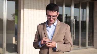 Erkek işadamı Smartphone kullanarak Internet üzerinden