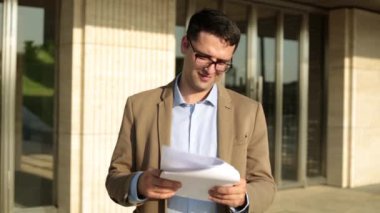 Erkek işadamı okuma belgeleri, yaprak kağıt.