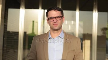 Bir ofis binasının arka planı başarılı bir iş adamı portresi.
