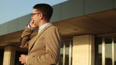 telefonda konuşurken takım elbiseli işadamı