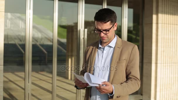 Manager könnyek dokumentumokat a háttérben, az irodaház. Üzletember könnyezés dokumentumok. — Stock videók