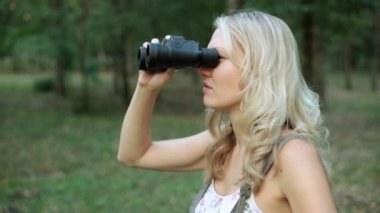 Güzel kadın dürbün ile görünüyor. Bir şey bulma kavramı.