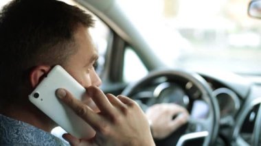 Arabada bir adam telefonda konuşuyor