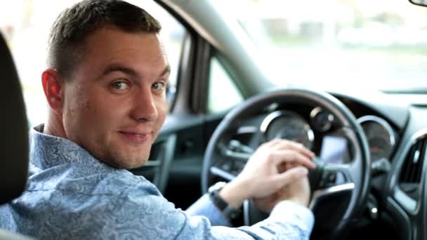 Autóvezetés üzletember felbukkan remek. A férfi az autó mutat egy remek-megjelöl. — Stock videók