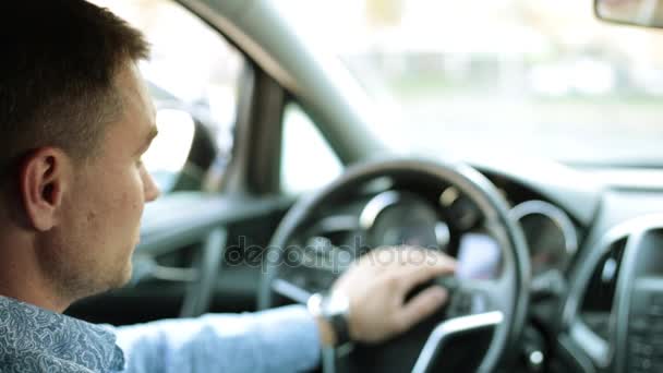 Homme d'affaires en voiture regardant l'horloge . — Video