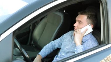 Evet arabada işadamı.