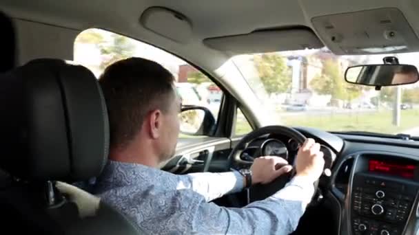 사람이 차를 운전 하는 동안 화가 이다. 남자는 차에 맹세. — 비디오