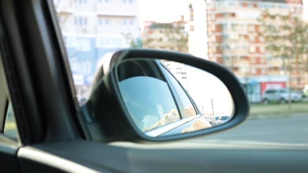 Боковое зеркало автомобиля . — стоковое видео