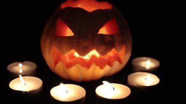  Cadılar Bayramı ve tüm azizler günü. Mumlar yanan ile kötü bir kabak Jack.