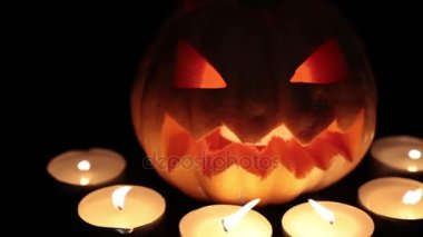 Kabak Jack, yanan mumlar. Cadılar Bayramı ve tüm azizler günü. Korkunç balkabağı fener.