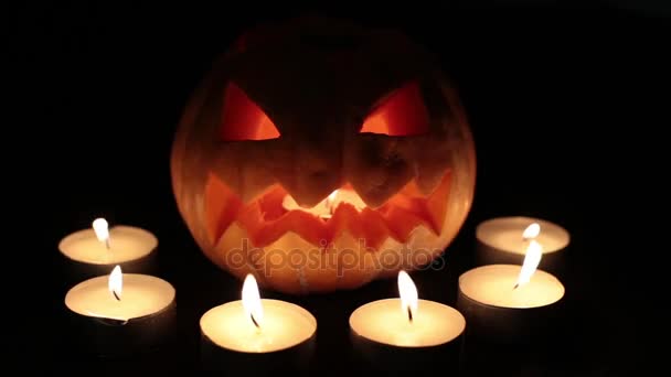 En onda pumpa Jack med brinnande ljus. Halloween och alla helgons dag. — Stockvideo