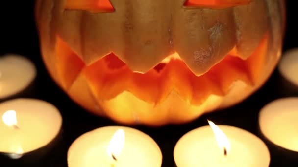 Halloween a dušičky. Pumpkin Jack, hořící svíčky. — Stock video