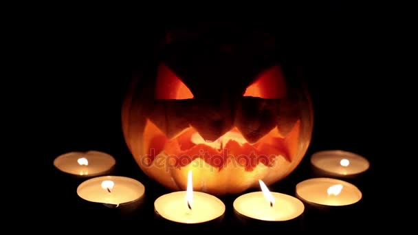 Den všech svatých. Svátek Halloween. Pumpkin Jack se svíčkami. — Stock video