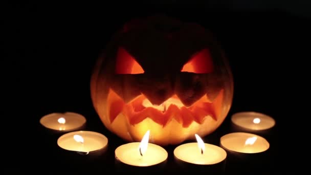 Feiertag Halloween. Kürbisstange mit Kerzen. Allerheiligen. — Stockvideo
