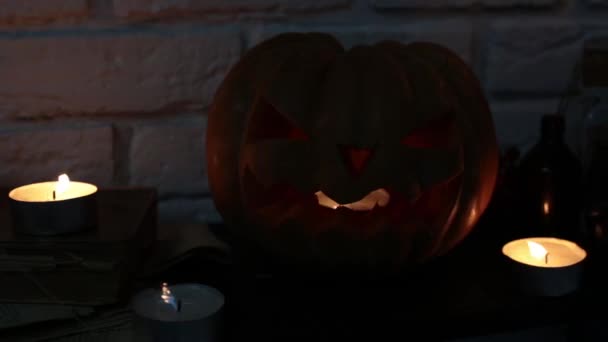 Праздничный Хэллоуин и тыквенный Джек. День всех святых, тыквенный фонарь . — стоковое видео