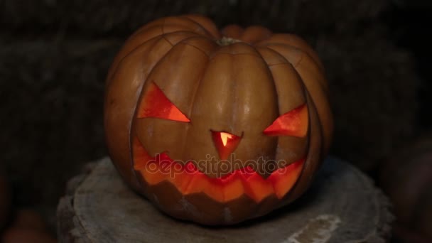 Злая тыква, праздник Хэллоуина и День Всех Святых. Тыквенный фонарь Джека . — стоковое видео