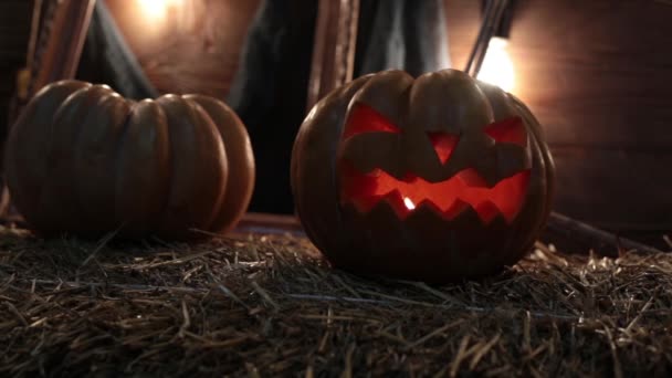 La calabaza malvada, la fiesta de Halloween y el Día de Todos los Santos. Calabaza Jack linterna ardiente . — Vídeos de Stock