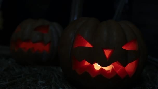 De kwade pompoen, de feestdag van Halloween en de dag van All Saints. Pompoen Jack brandende lantaarn. — Stockvideo