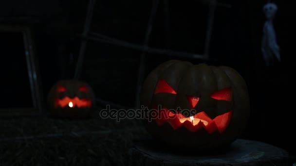 Skrämmande lysande pumpa Jack. Halloween och alla helgons dag. — Stockvideo