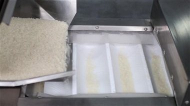 Pirinç fabrikası. Pirinç ve Hububat konveyör ambalaj.