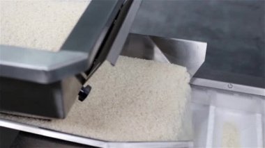 Pirinç ve tahıl ambalaj konveyör. Pirinç fabrikası.
