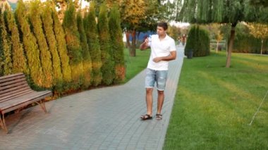 Bir kişi çöp sokağa atar..