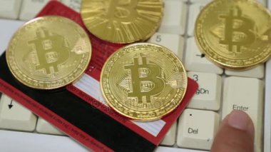 Banka kartı, altın bitcoin ve klavye.