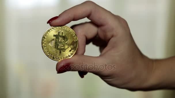 男は、彼の手で、ビットコインを保持します。 — ストック動画
