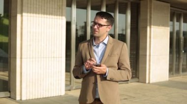 Erkek işadamı Smartphone kullanarak Internet üzerinden