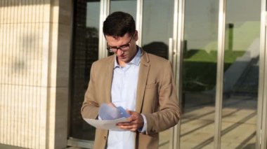 İşadamı belgeleri yırtılma. Müdür kağıdın tatili.
