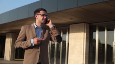 sokakta telefonda konuşan işadamı