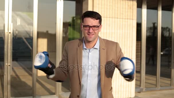 Uomo d'affari in guanti da boxe. — Video Stock