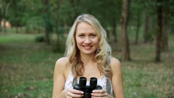 Positive woman with binoculars, portrait. — Stock Video