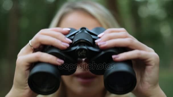 Woman with binoculars, close-up. — Stock Video