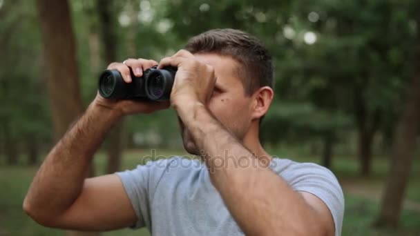 A man looks through binoculars. — Stock Video