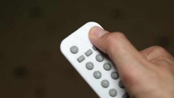 Pessoa muda o controle remoto da TV — Vídeo de Stock