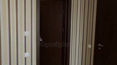 Bir kadın otel odasına girer. Turizm ve seyahat.