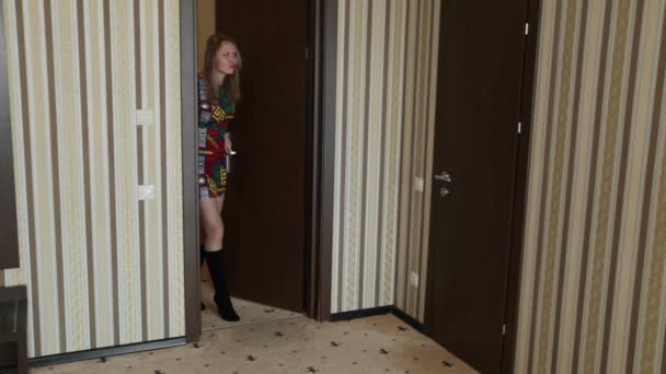 Mujer insatisfecha, enojada en el hotel — Vídeo de stock