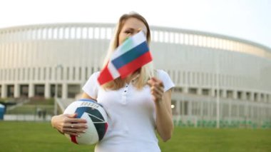 Bir kadın bir futbol ile Rusya ve İtalya bayrakları tutar. Rusya 2018 Dünya Kupası.