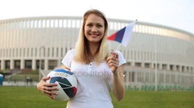 Rusya bayrağı sallayarak bir futbol topu olan bir kadın. Rusya 2018 Dünya Kupası.