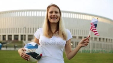 Rusya ve ABD bayrakları sallayarak bir futbol topu bir kadınla.