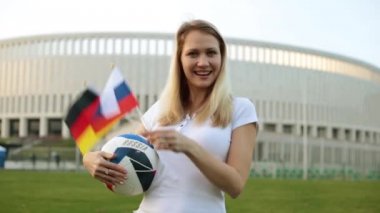 Futbol topuyla amigo kız. Rusya ve Almanya bayrağı kadınla.