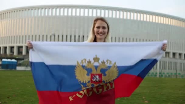 Μια γυναίκα με μια μεγάλη σημαία της Ρωσίας. Κύπελλο στη Ρωσία το 2018. — Αρχείο Βίντεο