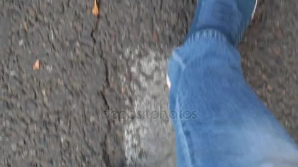 Mens gambe andare sulla strada . — Video Stock