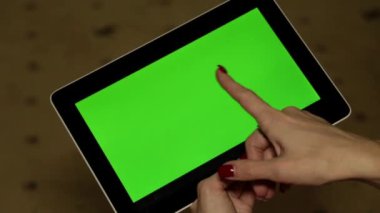 Bir kadın ve bir tablet Pc yeşil bir ekran ile. Bir tablet içeriğiniz için yeşil bir ekran ile.