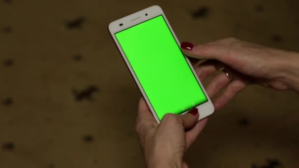 Um smartphone com uma tela verde para o seu conteúdo . — Vídeo de Stock